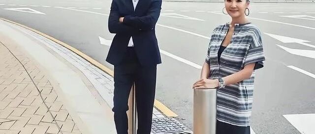 高曙光和妻子合影 他目光一直落在夫人身上 脸上带着笑 眼神里全是爱