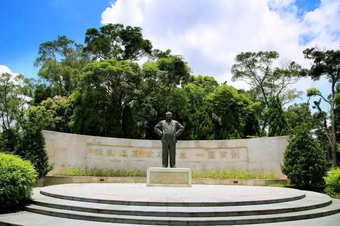邓小平青铜塑像.jpg