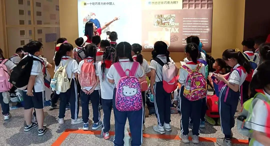 儿童聆听巧克力历史.jpg