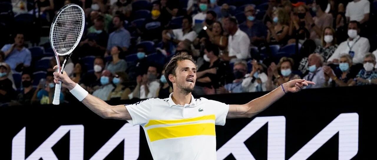 梅德维德夫速胜西西帕斯 将与小德争夺冠军