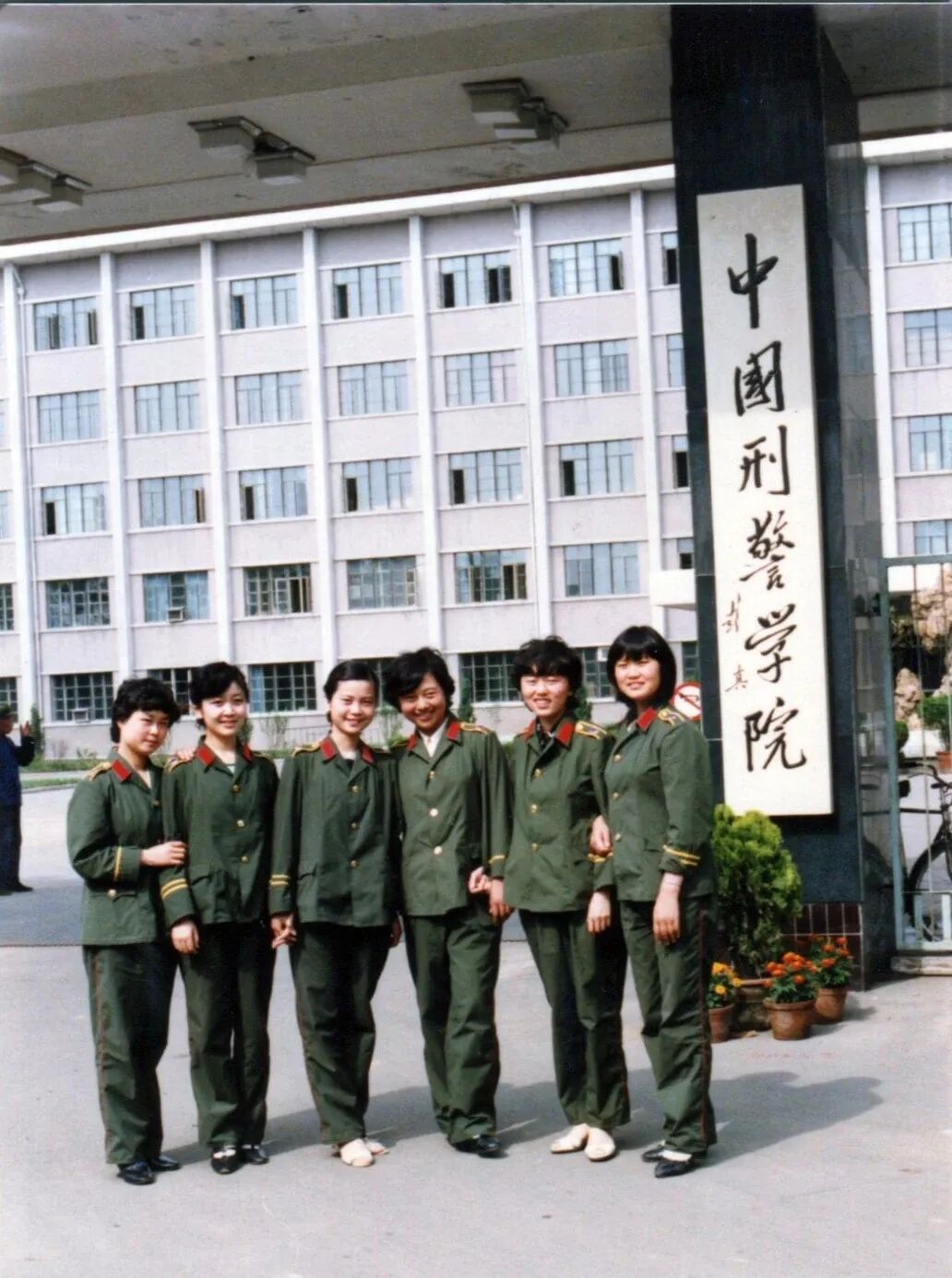 40张不同年代照片透过岁月烟尘致敬刑警学院女神