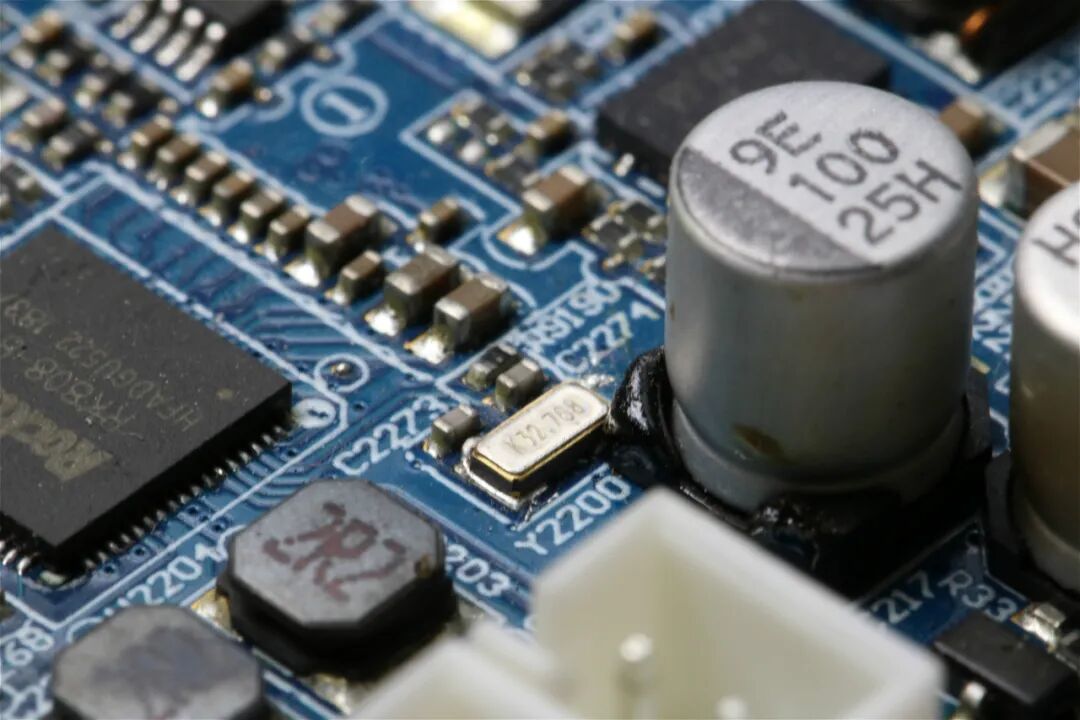 6,27mhz晶振,为bga内部vga部分提供相关工作时钟,27兆晶振不起振则会