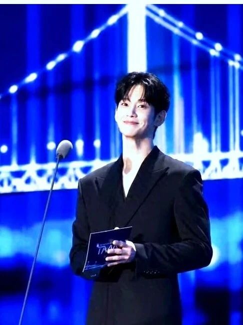 金秀贤时隔一年半韩国公开露面,现场欢呼背