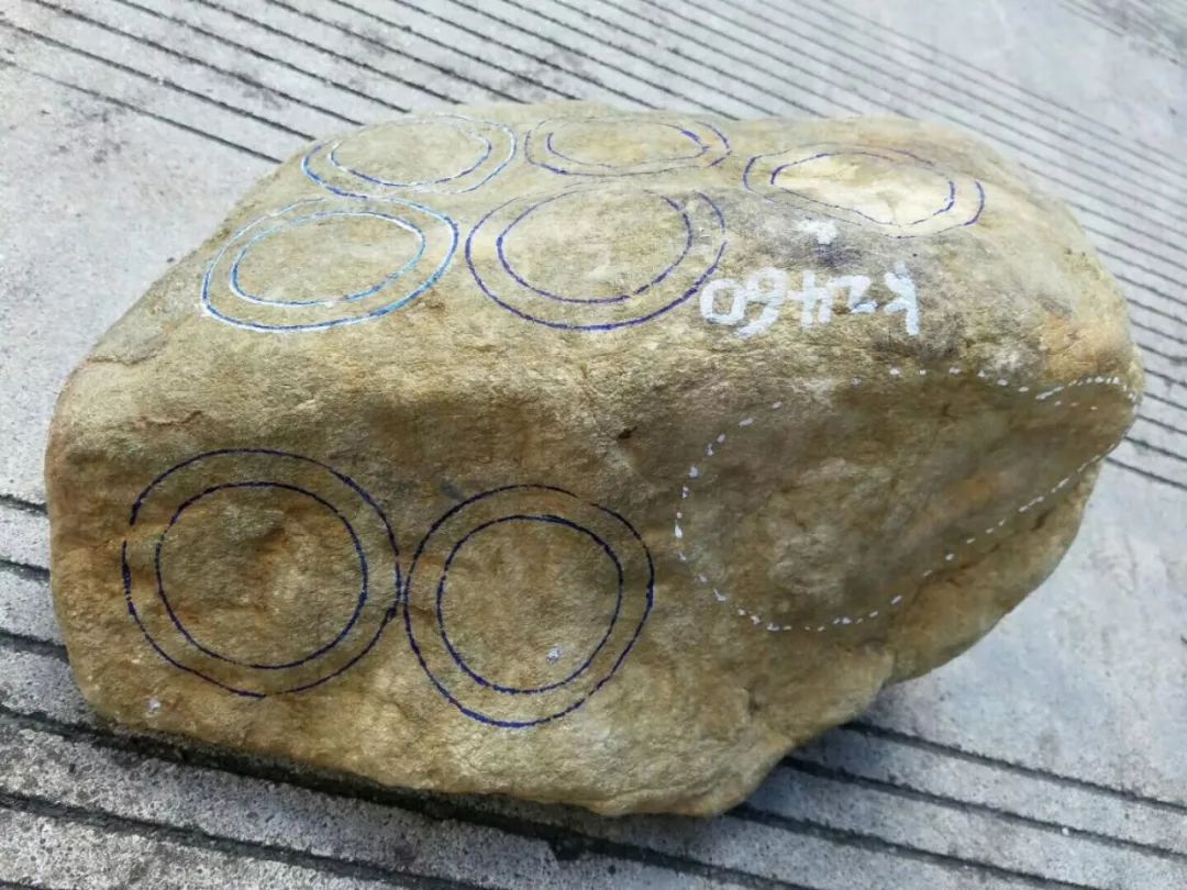 这样的全赌原石，行家也不敢轻易下手，切开后引来一阵尖叫！