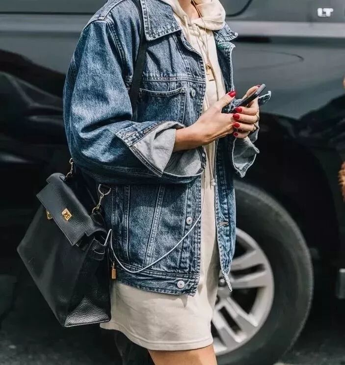 外套里面別穿打底衫了，2019年春天流行這樣穿！ 時尚 第10張