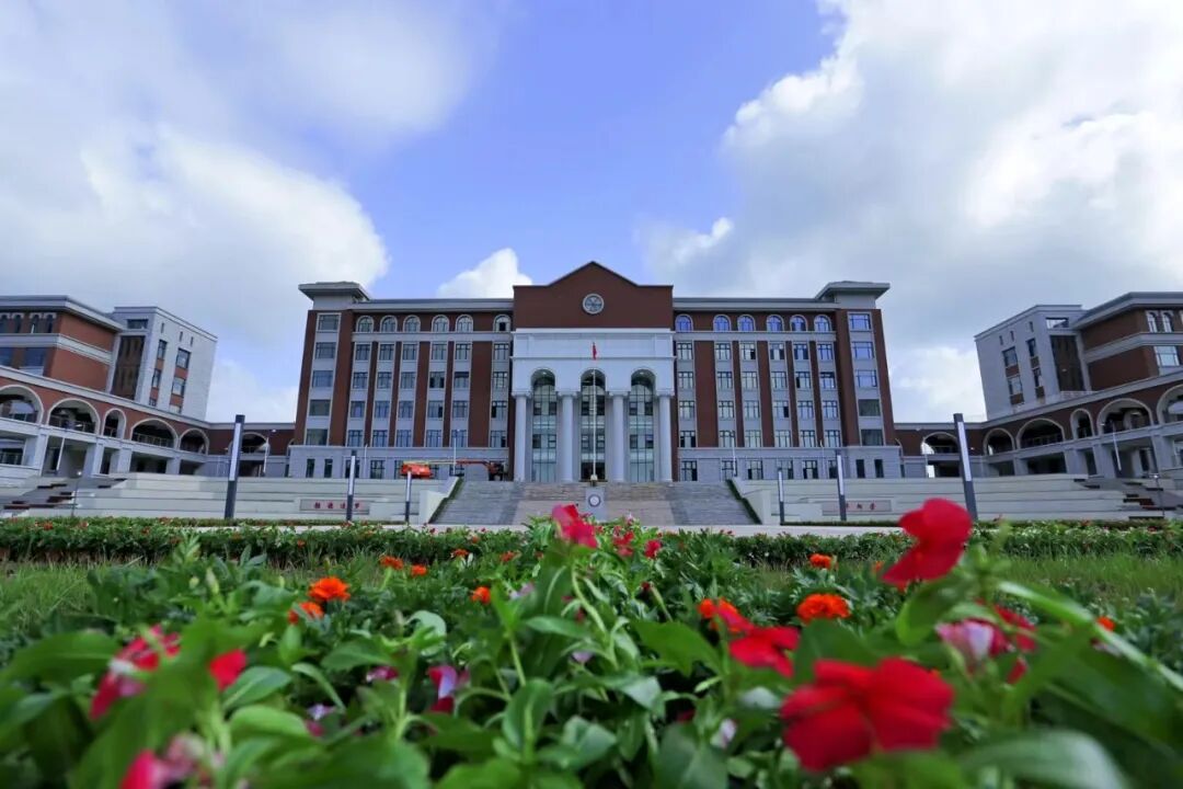 懿荣中学是福山区委区政府优化教育布局的重点工程,更是广大百姓关心