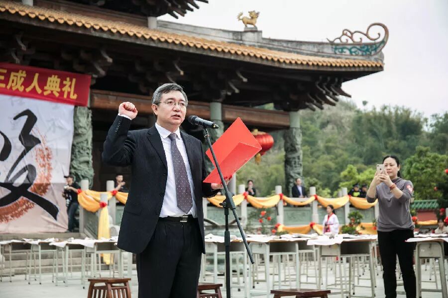 南宁二中徐华书记带领同学们宣誓