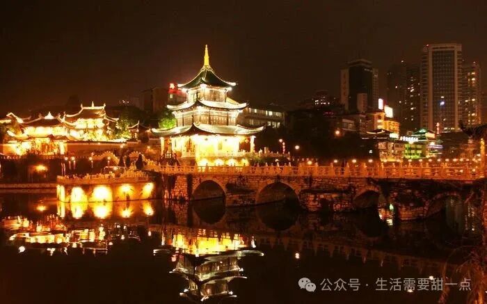 image-01-甲秀楼夜色