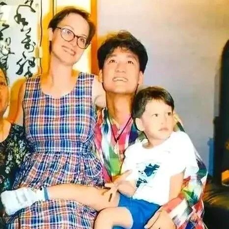 周华健大儿子周厚安宣布结婚,一家人定居美国,结婚30年依然幸福甜蜜