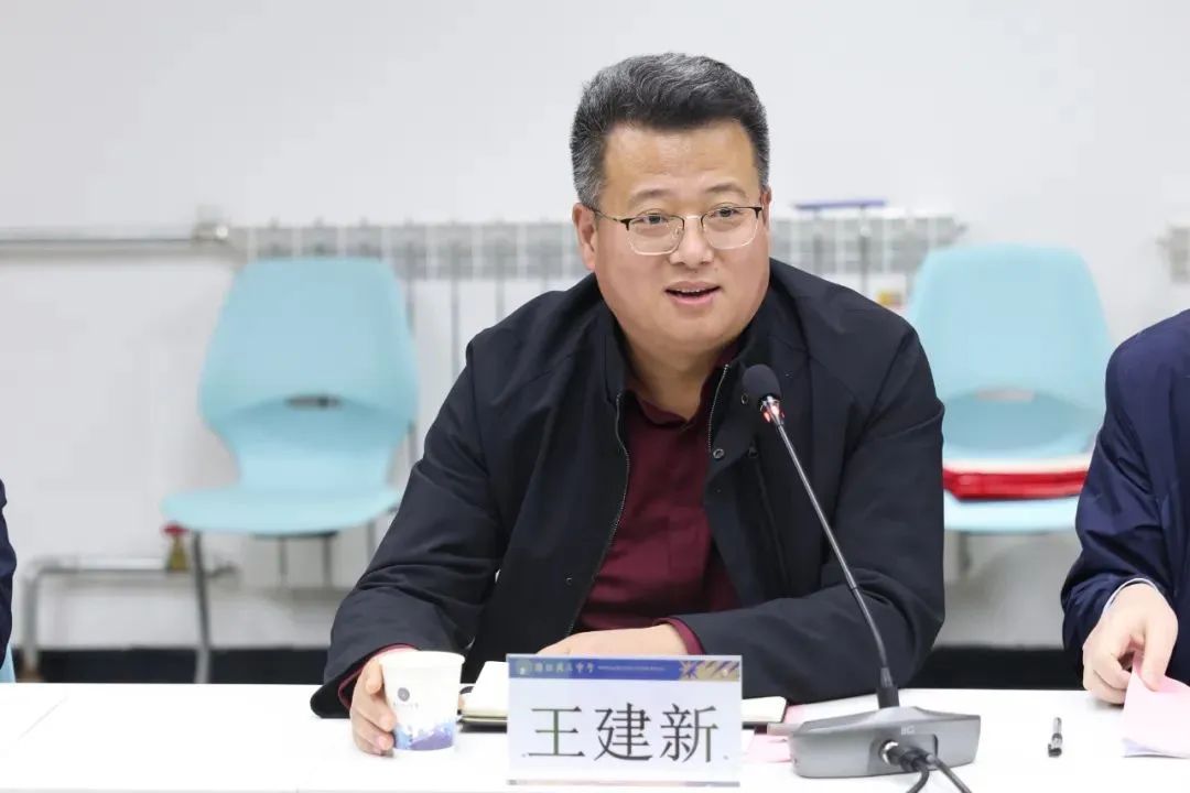 6969随后召开的座谈会上,潍坊北辰中学党委书记,校长王建新首先