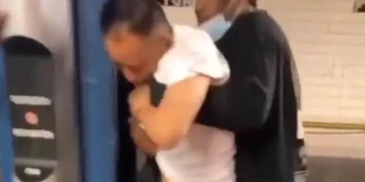 亚裔男被一群非裔男围殴，人群不断叫好起哄？施暴者自称“见义勇为”（视频/图） - 1