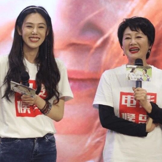 王姬一把年纪了也不耽误貌美,和女儿站在一起好像姐妹俩,看着真年轻