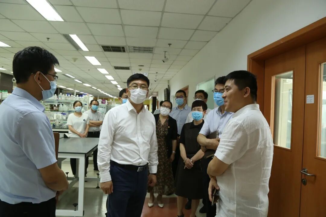 西青区区长白凤祥与康婷生物一行参观研究院