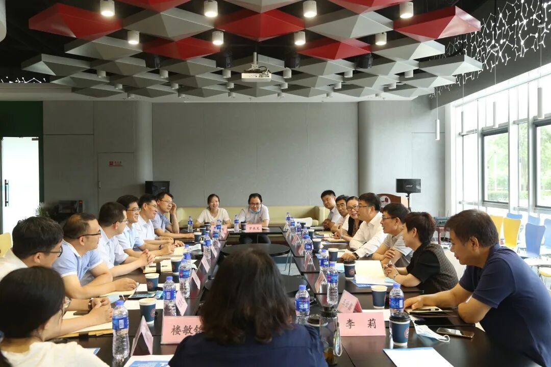 西青区区长白凤祥与康婷生物一行参观研究院