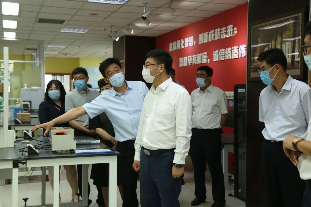 西青区区长白凤祥与康婷生物一行参观研究院