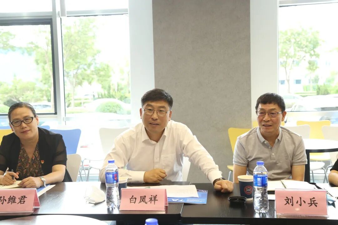 西青区区长白凤祥与康婷生物一行参观研究院