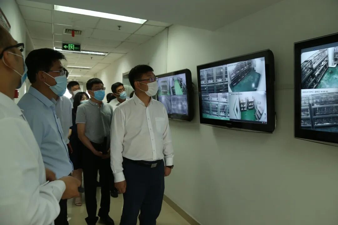 西青区区长白凤祥与康婷生物一行参观研究院