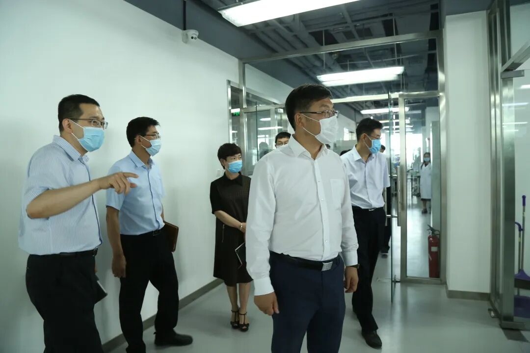 西青区区长白凤祥与康婷生物一行参观研究院