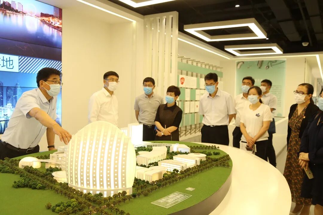 西青区区长白凤祥与康婷生物一行参观研究院