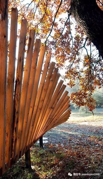 西班牙加泰罗尼亚回收木材改造而成林间长椅景观设计