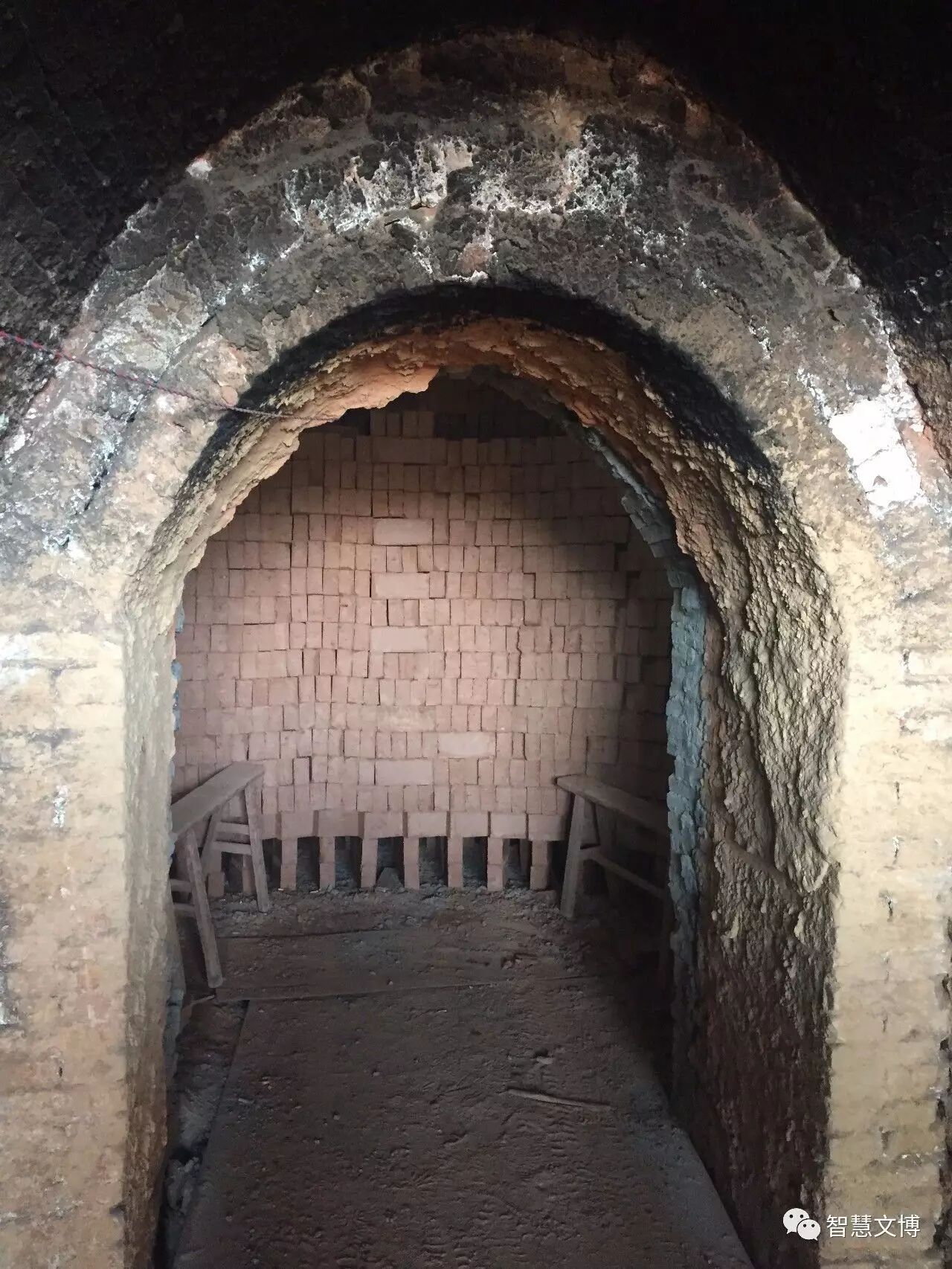 风干晾干好的青砖,青瓦将统一送入窑洞中进行烧制,一口窑大概可以烧制