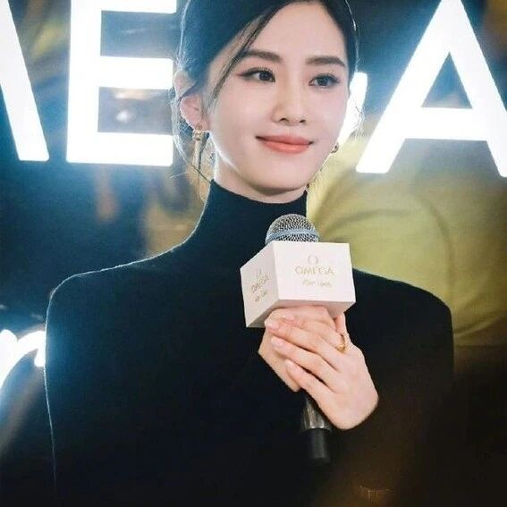 刘诗诗体态太绝了!天鹅颈直角肩水蛇腰,举手投足皆是高贵优雅