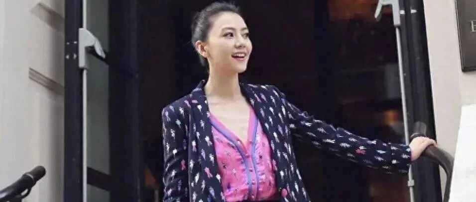 高圆圆带火了一种新穿法:“花西装+小黑裤+羊角辫”,洋气又减龄