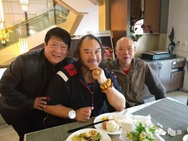 央视春晚总导演赵安老师和宣城市教体局基教科科长陈传福。（从左到右）刘翔教练、贾石头老师和张明导演。（