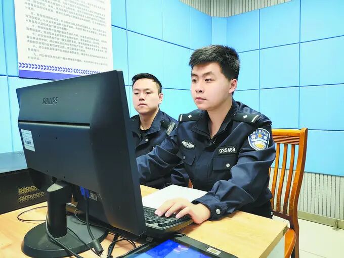 接过父亲手中的接力棒完成他未竟的光荣事业