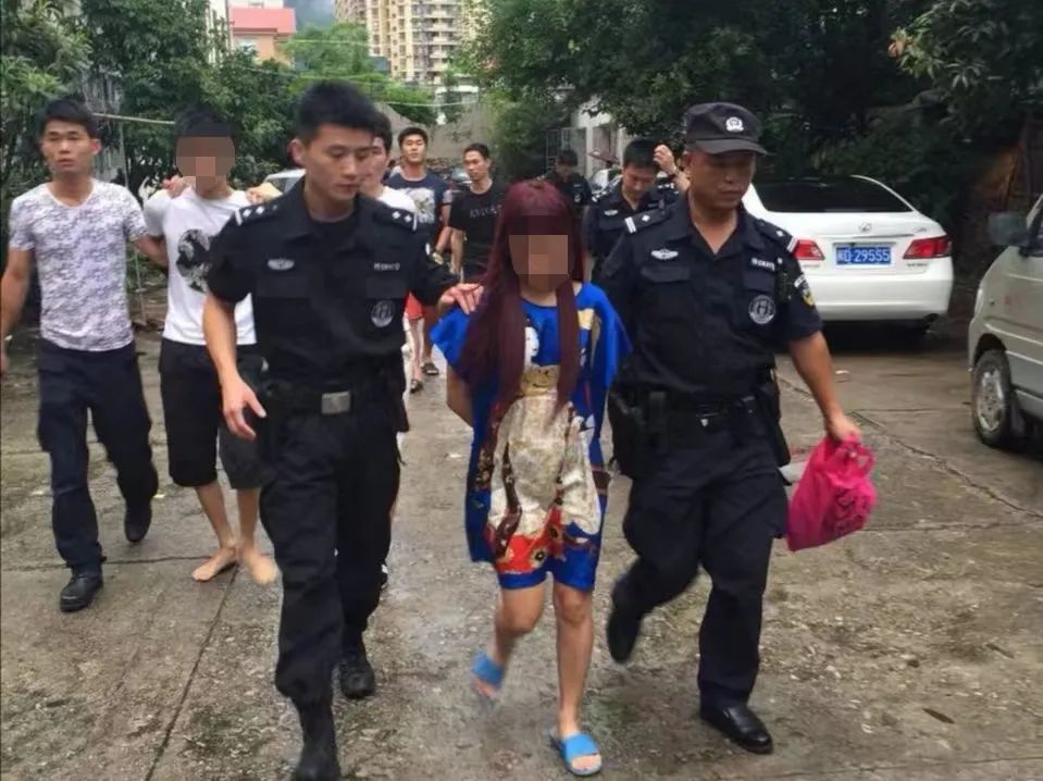 女警抓毒贩图片