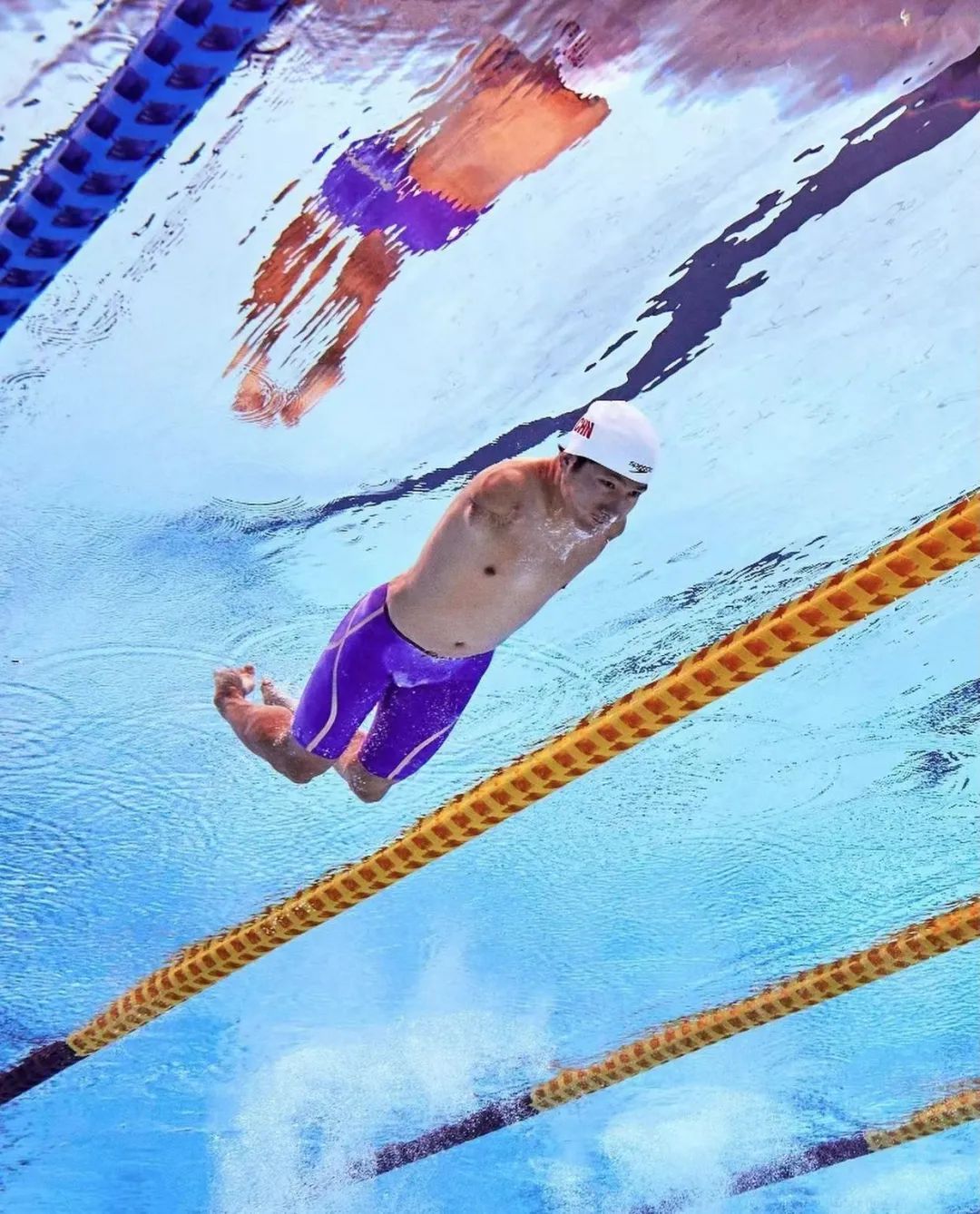 无臂小伙游泳图片