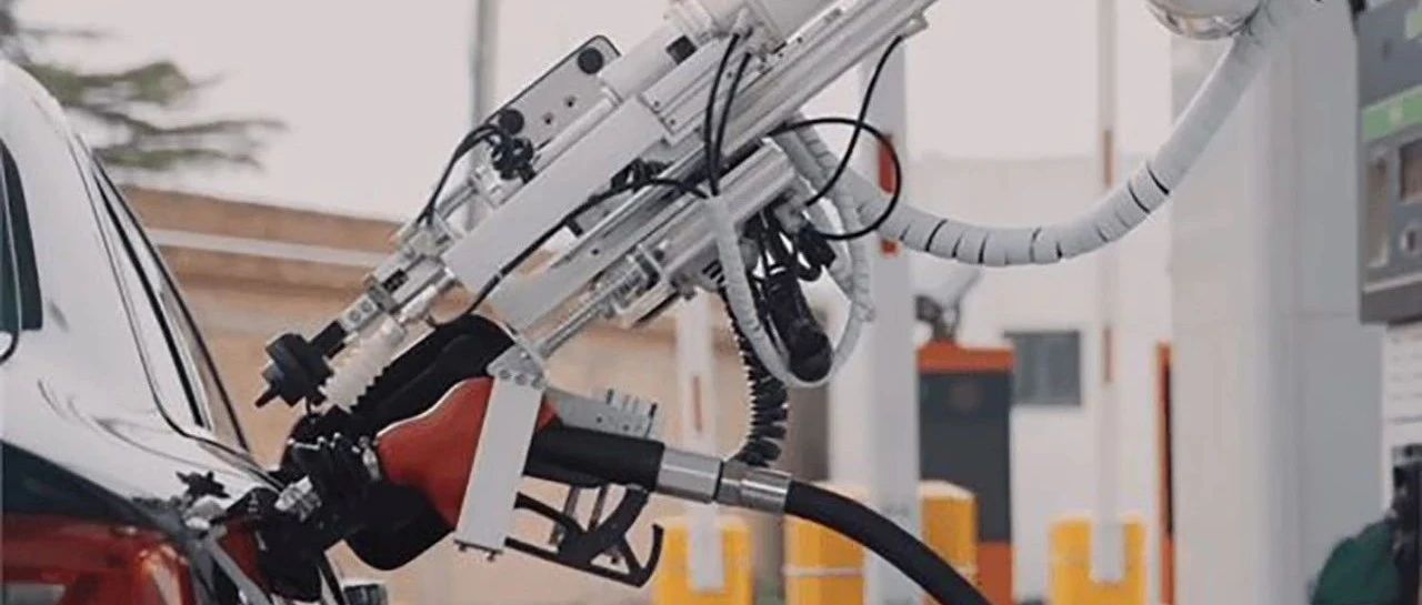 国内首款！南宁加油站用机器人加油，看来加油工人都快失业了