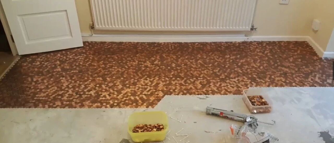 国外小伙为了省钱，用7万枚硬币贴地板，结果生意火爆