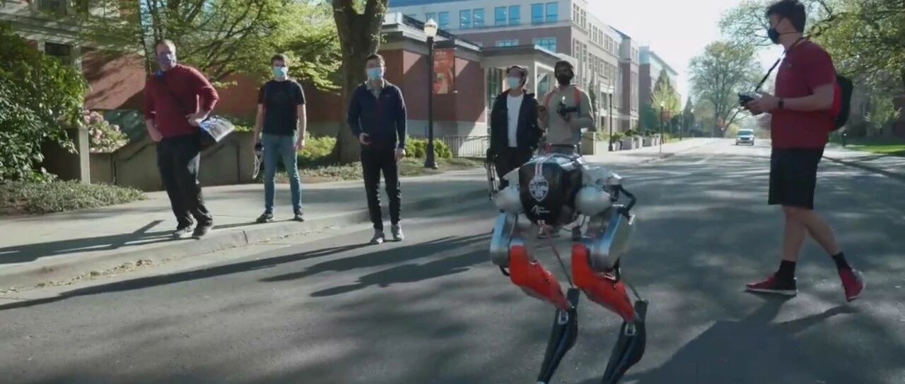 机器怪兽来了，靠两条腿走路，一节电池跑了5公里