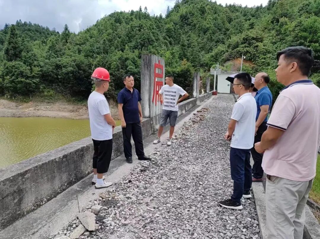 州应急局党委委员,副局长王国峰同志到三都县普安镇,周覃镇和惠水县雅