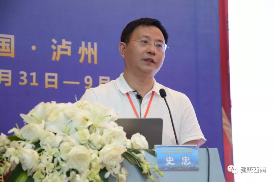 史忠教授作"创伤救治的关键点"专题讲座胡卫建教授作"灾难发生后急诊