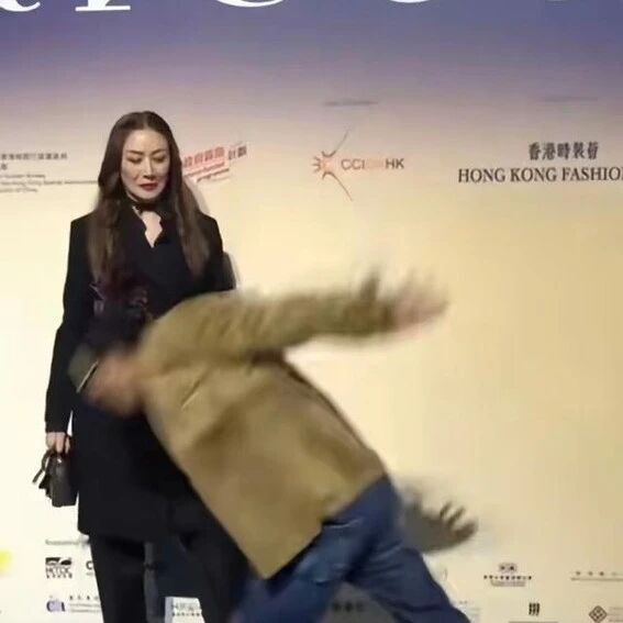 任达华摔出热搜!70岁还这么拼,娱乐圈的老艺人都这么硬核吗?