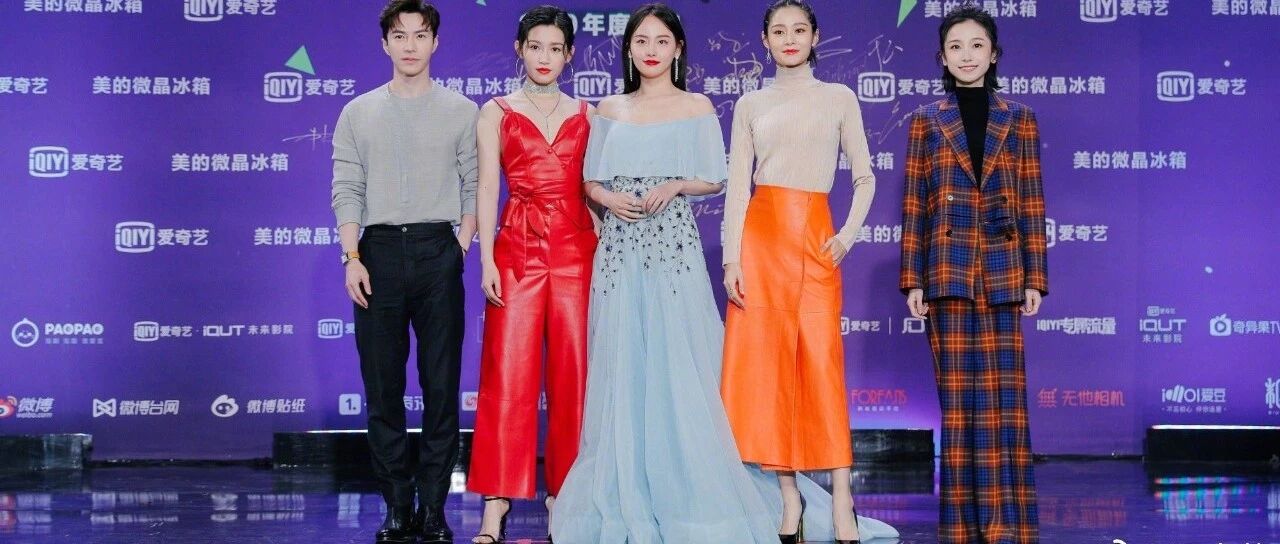 《延禧》剧组一张合照告诉你，仪态有多重要！