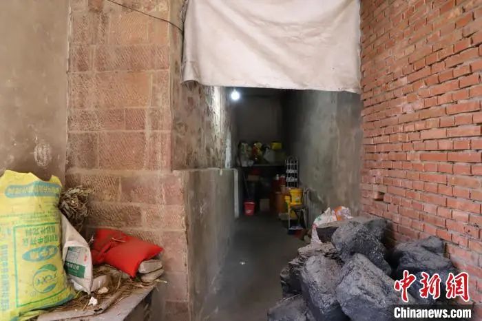 圖為杜宇華一家租住的窯洞。 張林虎 攝 圖片