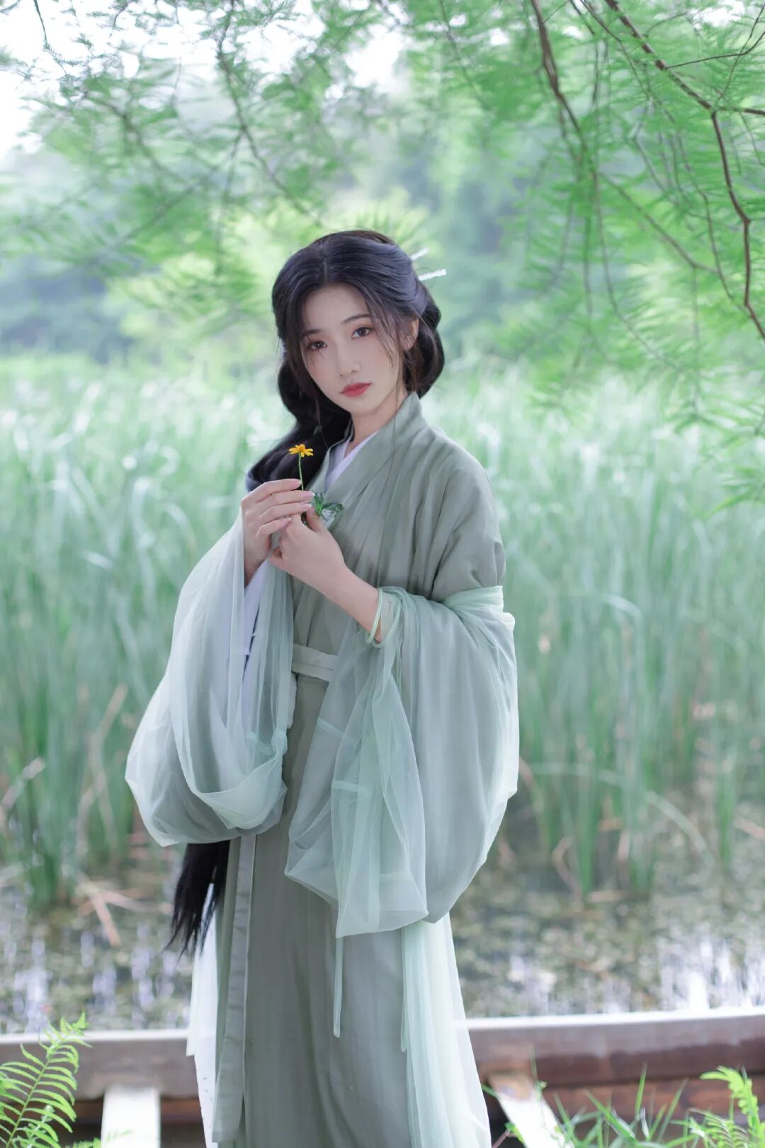 雪压梅枝梅愈艳,凝雨翻飞玉满身.