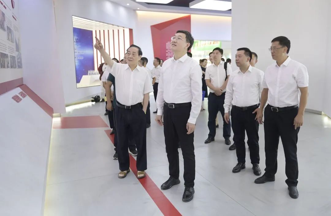 首页>/时政要闻>/正文>区委书记王志杰等在杭州娃哈哈集团学习考察