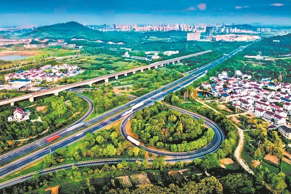 同样在江苏,宁杭高速公路运用"保,借,承,造"手法,与沿线田园,湿地