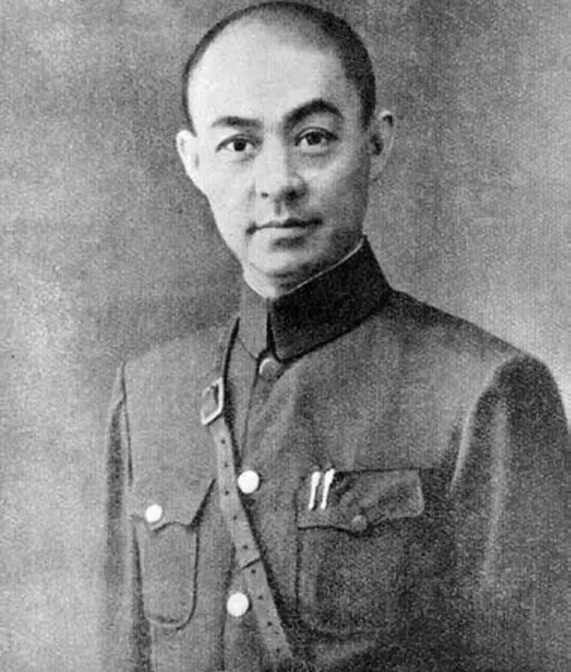 在现场的伪通化省警务厅长岸谷隆一郎深受震撼,回家后将妻子和儿女