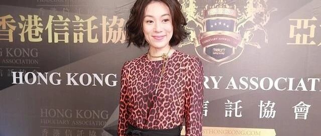 张可颐脸上皱纹真是多，不过对于快奔50的人来说，身材很好呢