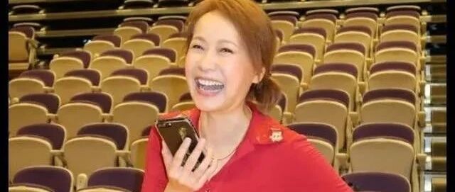 57岁叶童这穿搭越来越接地气，红T配宽松长裤与路人无异