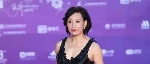 陈冲这打扮有点拼，吊带露肩裙颈纹完全暴露，网友：毕竟60了