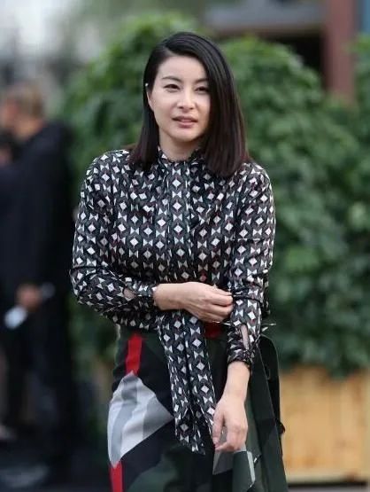 郭晶晶扮夸张头饰,亲民代言公益广告,一点豪门媳妇架子都没有-微信头条网 郭晶晶扮夸张头饰,亲民代言公益广告,一点豪门媳妇架子都没有