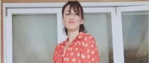 牛莉穿荧光色大衣现身，颜色靓丽很时髦，可惜肌肤蜡黄拖后腿啊