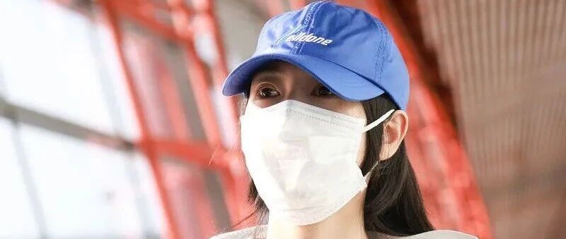 童瑶打扮很“通俗”，男友衫搭配破洞裤，洒脱像个帅气的小伙子