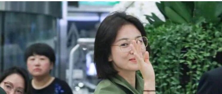 宋慧乔活出自我，穿绿色风衣搭配短裤，跟少女一般青春有活力